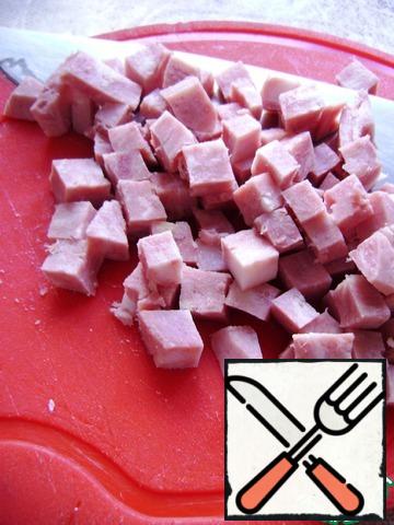 Cut the ham into small cubes.