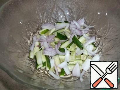 Red onion cut into thin quarters of the rings, cucumber cut.