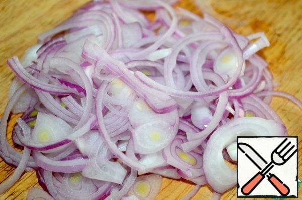 Onions clean and cut into half rings.