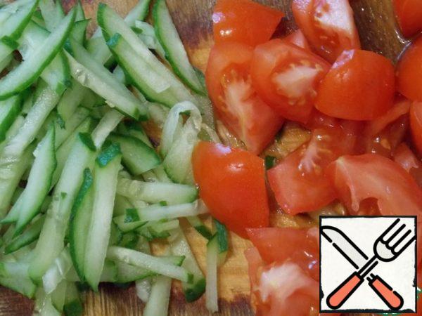 Beans and cabbage boil for 6 minutes in boiling water and allow to cool completely. Tomato cut into four parts, cucumber cut into strips. Asparagus (soy) cut diagonally.