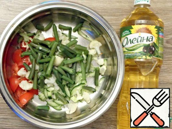 Dressing. To do this, mix vegetable oil, vinegar (you can Apple or wine), pepper.