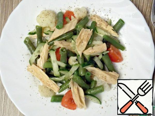 
Vegetables, except asparagus, mix and season with dressing. Garnish with asparagus and herbs.