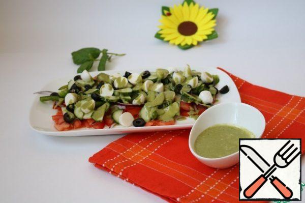 We pour our fragrant dressing on top of everything.
A bright, juicy and very fragrant salad is ready!