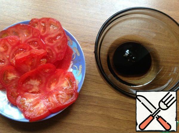 Tomatoes cut into thin slices and set aside. In cheplashke mix soy sauce and vegetable oil. Season the salad and gently mix it. On a plate put the sliced tomatoes on top of salad. Optionally, you can decorate with sprigs of cilantro.