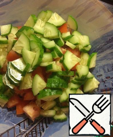 Cucumber cut into similar to the tomato cubes with sides of 2 cm, Put in a salad bowl.