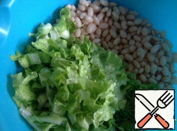 Add chopped lettuce leaves to the boiled beans.
