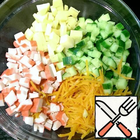 Peel the potatoes and cut into cubes like cucumbers. Put in a salad bowl.