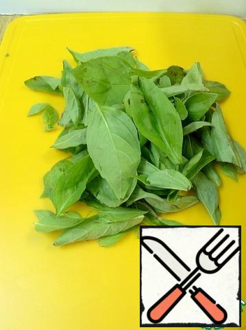 Basil wash, dry, tear off the leaves. If the leaf is large, cut it in half.