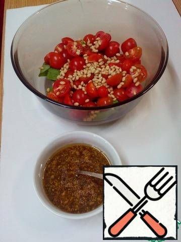 In a salad bowl, fold the Basil leaves, tomatoes, pine nuts. Prepare the dressing, mix olive oil, balsamic, Dijon mustard, lemon juice, garlic passed through the press and salt.