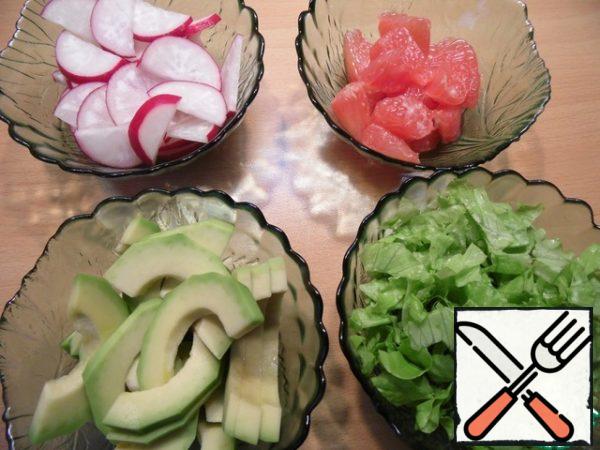 Apples cut into small cubes, fry in vegetable oil, lightly salted and pepper, 3-4 minutes.  3/4 grapefruit to clear, rid of films, pulp cut into small pieces. Avocado cut into slices, pour lemon juice, leave for 5 minutes. Radish cut into slices, chop the salad.