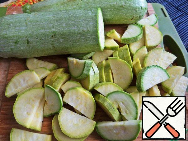 Wash the zucchini, dry it and cut it as you like along with the skin. I cut the circles and cut them in half, but you can also use cubes.
