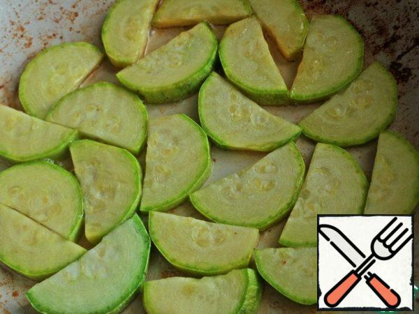 Pour the vegetable oil into the pan and put the slices in one layer, fry.