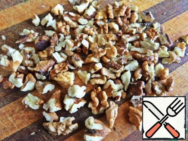 Walnuts break or chop with a knife, calcined in a dry pan.