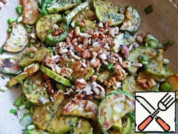 Add a handful of nuts and mix. I also wanted to add chili by cutting a few pieces from the pod.

