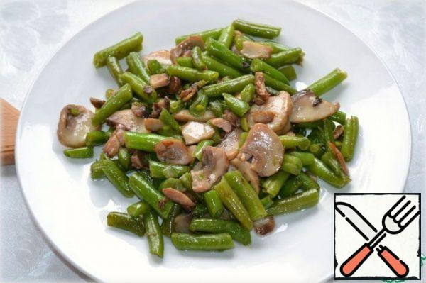 Green beans and cut the slices of button mushrooms lightly fried in vegetable oil.