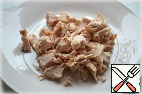 Boil chicken fillet with salt and seasonings, cut into large enough pieces.