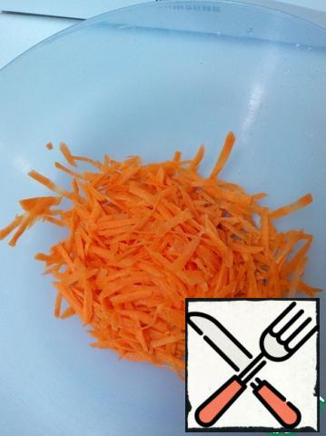Peel the carrots, grate on a coarse grater, put in a salad bowl.