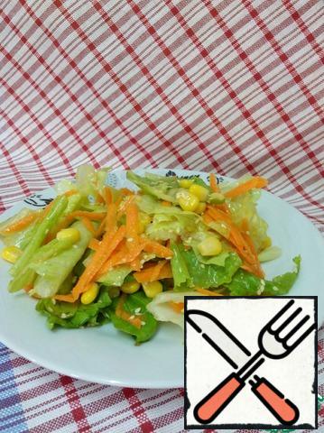 This salad is well suited to barbecue, it can be taken with you to nature, but in this case, fold the salad into a salad bowl with a lid without stirring and refueling. Mix the lemon and oil in a separate container and season just before serving.