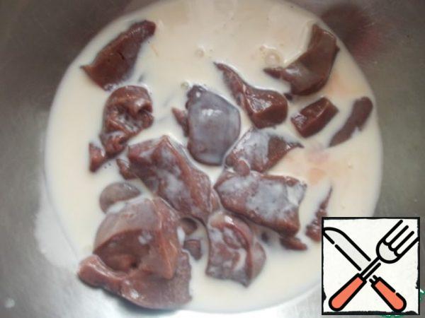Liver cut into thick strips. If there is time, you can soak in milk, so it will become much more tender and will leave excess bitterness, if not, you can immediately cook on.