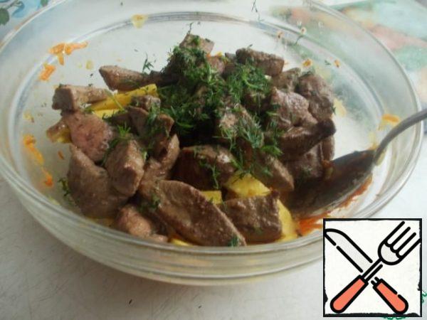 The liver is also fried in the remaining oil and mix everything in a bowl with parsley. You can add mayonnaise or sour cream. But I didn't need refueling, there is enough oil.