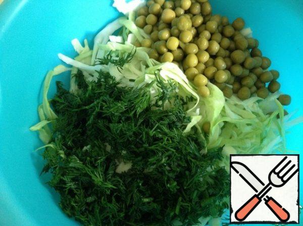 Chop the young cabbage, add green peas and chopped dill.
