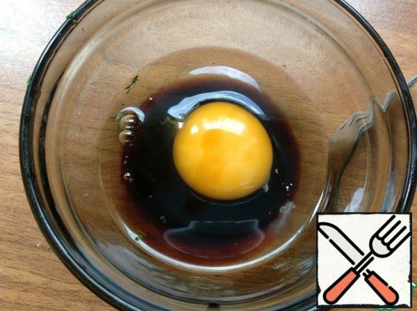 Beat egg with soy sauce and fry omelet. Let the finished omelet cool and cut into thin strips.