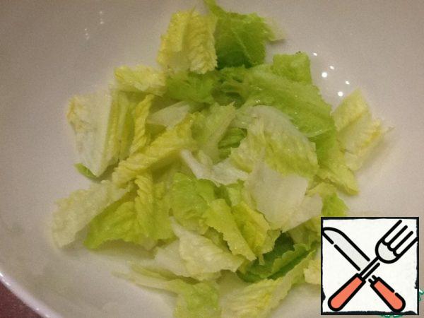 Tear the lettuce leaves into a salad bowl.