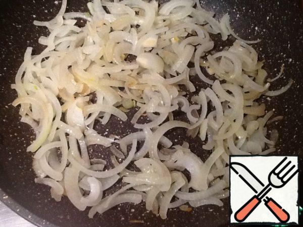 Onions cut into half rings or quarter rings (depending on the size of the onion) and lightly fry in a small amount of oil until transparent-Golden color.
Allow to cool and put in a salad bowl.