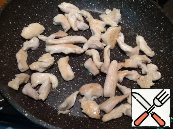 In the same pan fry the chicken fillet, cut into small pieces.
Give cool down and, too, in salad bowl.