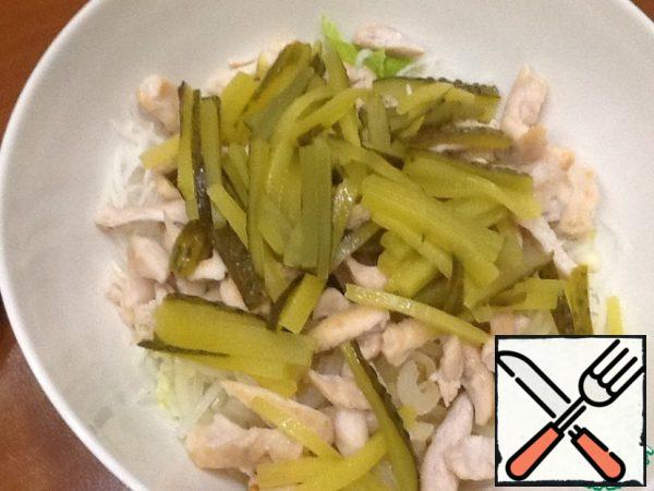 Cut thin strips of pickles.