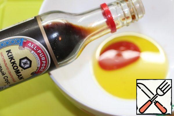 For the marinade, mix the soy sauce, wine vinegar and olive oil. Mix thoroughly.