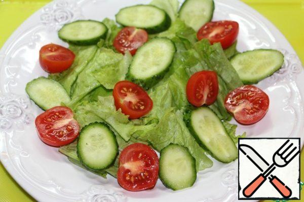 Vegetables wash, dry. Tear lettuce leaves with your hands, cut tomatoes in half, cut cucumbers into rings. Put on a dish arbitrarily.
