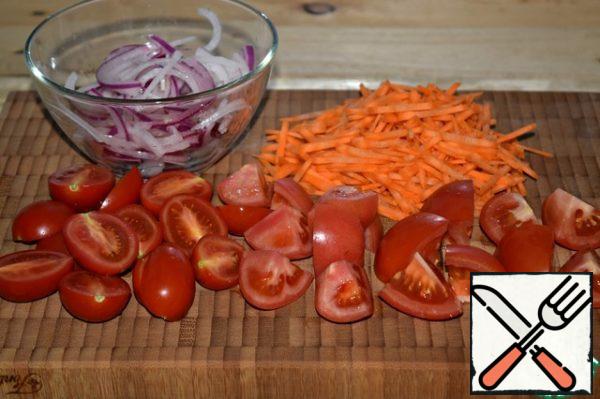 Onions cut into half rings and marinate in lemon juice. Carrots cut into strips (or grate on a coarse grater). Cherry tomatoes cut in half, large tomatoes into 4-6 parts.