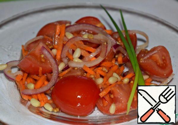 Onion (lemon juice drained), carrots and tomatoes put in a deep bowl, pour in dressing, mix well. Sprinkle with pine nuts before serving.