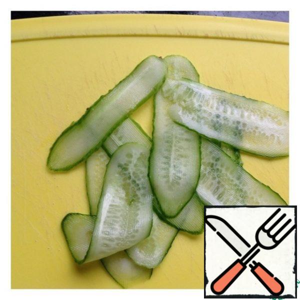 Cucumbers cut into slices with a peeler . Onions discard in a colander and allow to drain excess liquid. To assemble the salad. Put the rice on a flat plate and coat with mayonnaise. From above posting onion and pieces of liver. You can add another drop of mayonnaise. Top with cucumbers and sprinkle with pumpkin seeds.