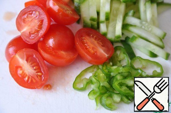 Vegetables wash. Cherry tomatoes cut in half, cucumber strips (I was too long, took half). Green hot pepper cut into rings, remove the seeds.