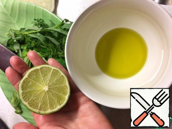 Prepare the sauce for the salad. Since tangerines are sweet, you need to balance the taste. Take the oil, squeeze out the lime juice and add the dried mint. Lightly season with salt.