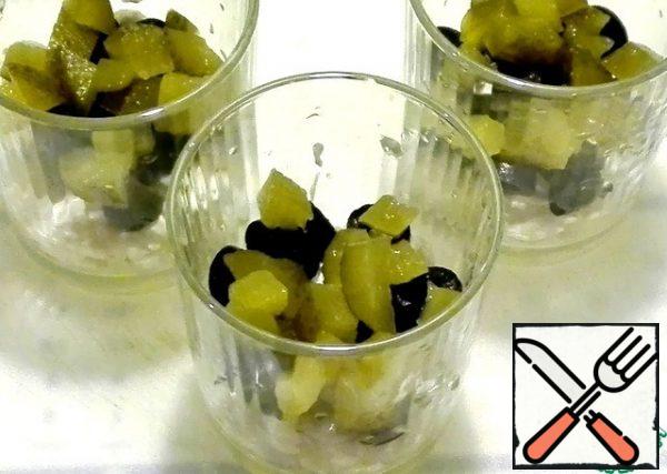 In glasses put cottage cheese.
Diced cucumber and avocado.
Chopped celery with a knife for flavor.
Olives cut into four parts.