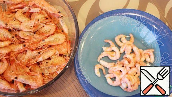 Boil the shrimp and peel it. I had 1 kg of raw frozen shrimp. After cooking and cleaning, there is enough for 5 servings of salad.

