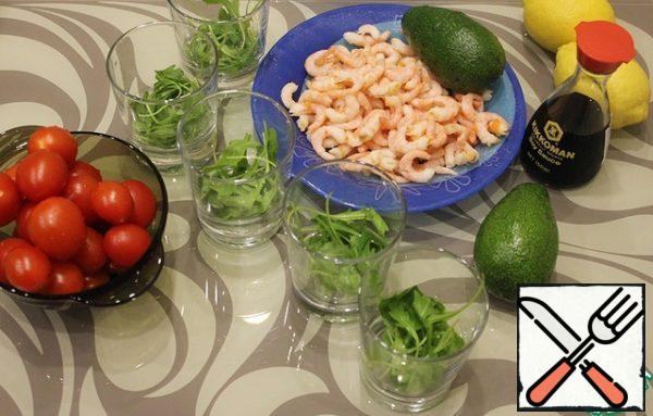 Prepare portioned salad bowls or glasses. In each we put arugula on the bottom. Leave some arugula for decoration.
