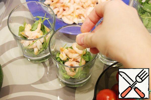 Then put the same amount of shrimp in each salad bowl/glass.
