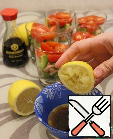 Add the lemon juice (the juice of half a lemon), all thoroughly. Pour dressing over each portion of salad. Sprinkle with sesame seeds and garnish with arugula.