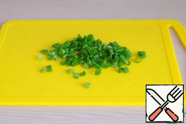 Chop finely green onions.