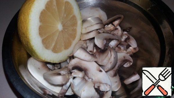 Mushrooms wash, dry, separate the legs (use only hats). Hats cut, sprinkle with lemon juice, mix and leave for 20 minutes to marinate.