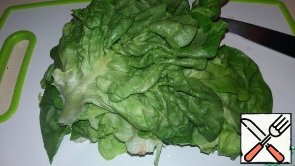 Wash, dry, tear the lettuce leaves, cut the onion and dill.