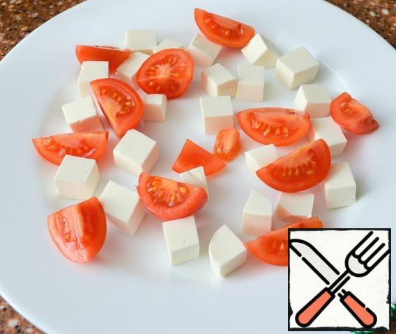 Tomatoes and cucumber wash, dry.
Tomatoes cut into quarters, put on a dish.
Cheese "feta" cut into cubes, put to the tomatoes.