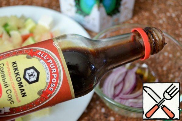 Cut the onion into feathers, pour soy sauce over it. I use sweet soy sauce of natural preparation from TM Kikkoman. Mix it.
Then add olive oil. Mix it.
