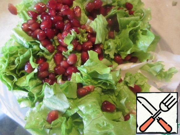 In a bowl, combine the salad ingredients, add pomegranate seeds, seeds, pour the dressing. Sprinkle with a pinch of cinnamon before serving.