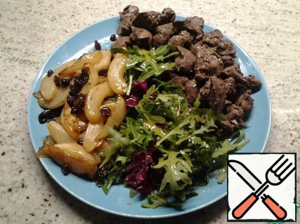 Arrange the salad mix on plates, next to put the liver and pears with raisins. In the pan where the liver was fried, pour the orange juice, salt and pepper, bring to a boil, add the olive oil, stir and pour the sauce over the salad.