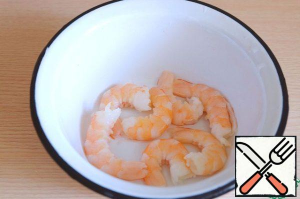 Thaw the shrimp, remove the shell, tail, stomach and intestines. Shrimp wash.